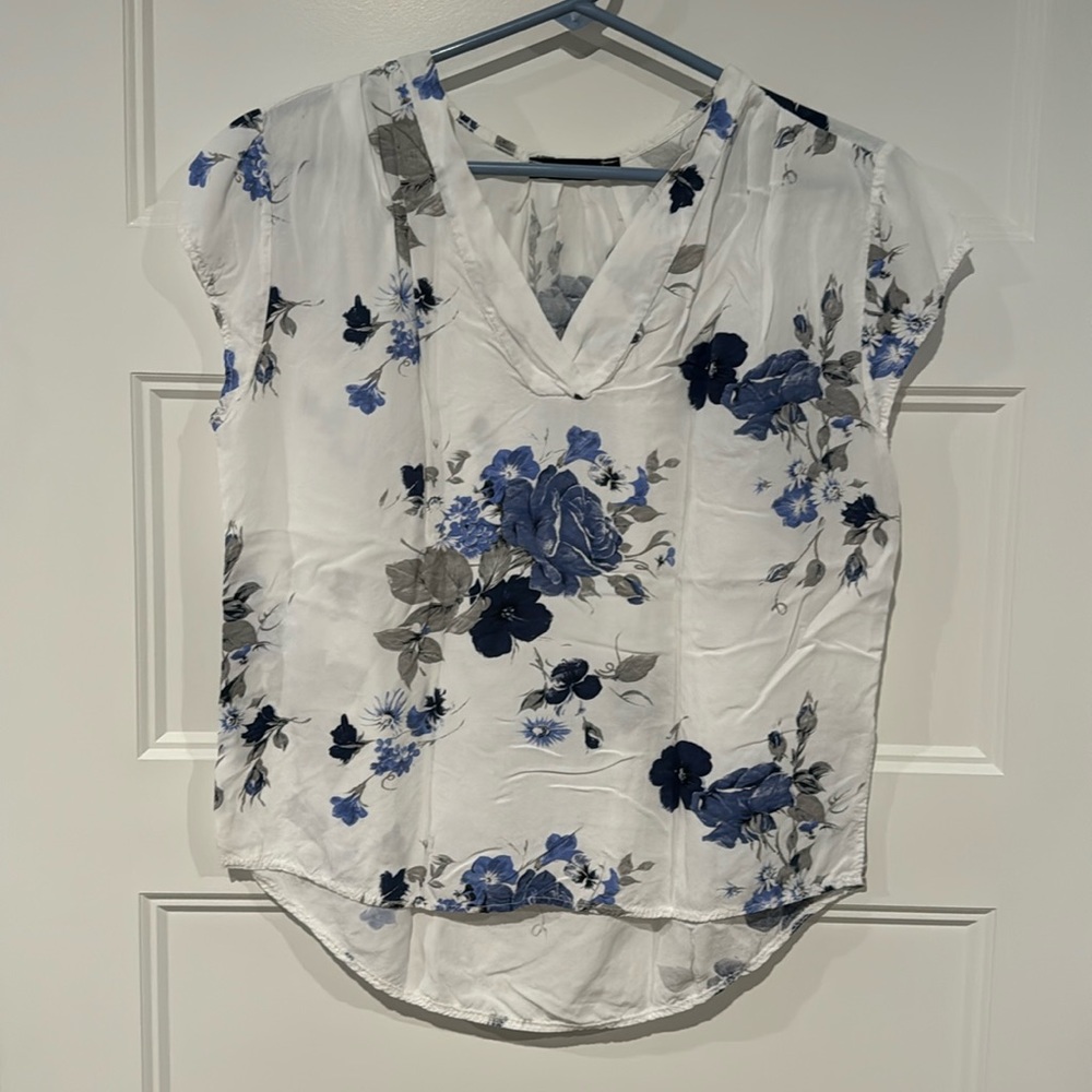 Blue Sand V neck Cap Sleeve Lightweight Floral Top in Free Size